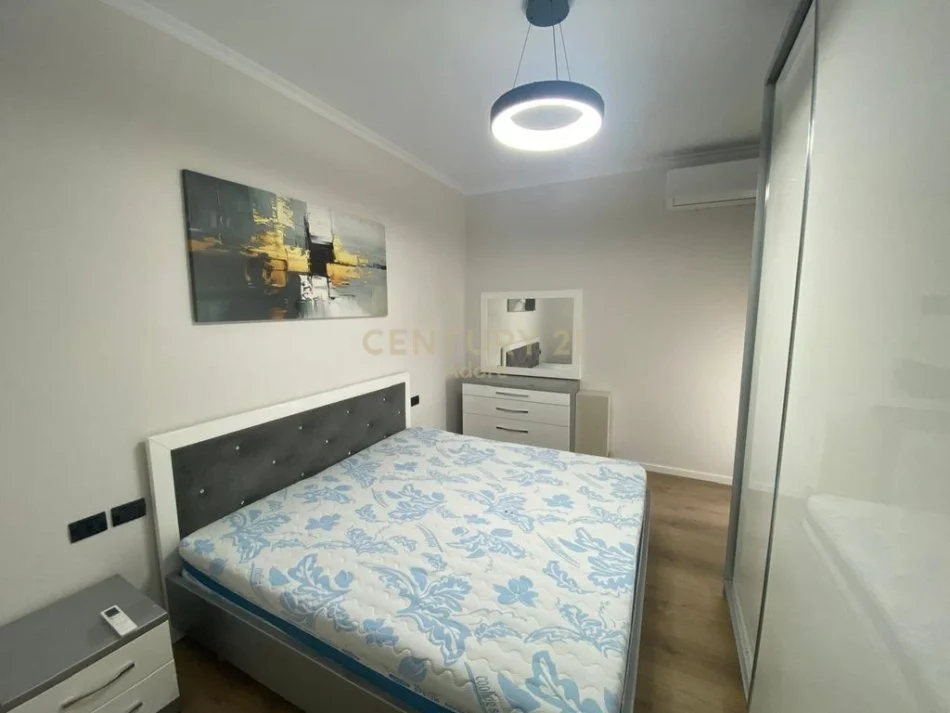 Tirane, jepet me qera apartament 1+1+Ballkon Kati 5, 82 m² 1.000 € (Rruga e Kosovareve)