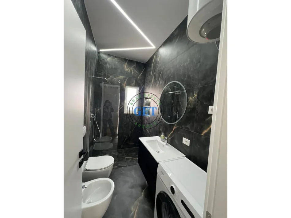 Durres, jepet me qera apartament 2+1 Kati 5, 75 m² 700 € (bulevardi kryesor)