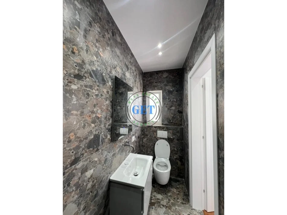 Durres, jepet me qera apartament 2+1 Kati 5, 75 m² 700 € (bulevardi kryesor)