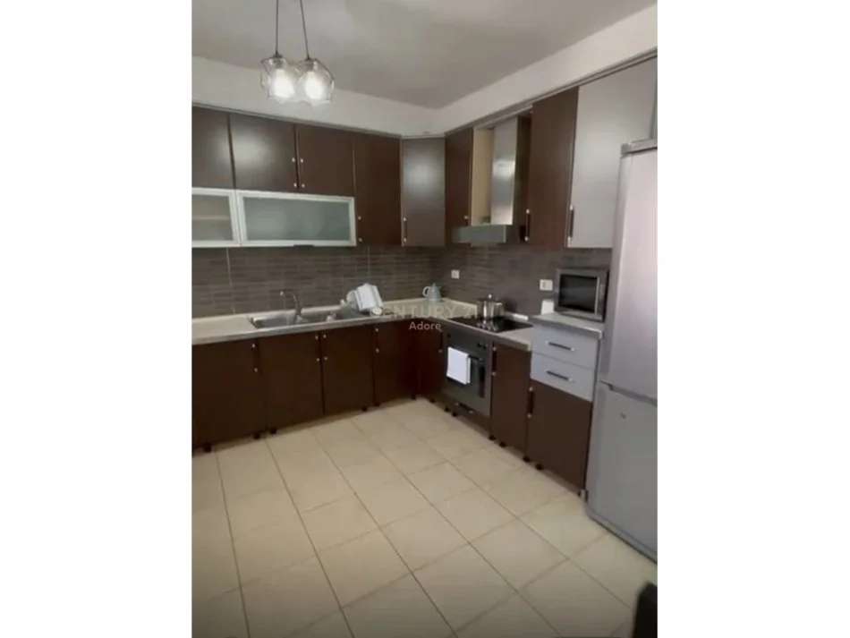 Tirane, jepet me qera apartament 2+1 Kati 3, 106 m² 600 € 