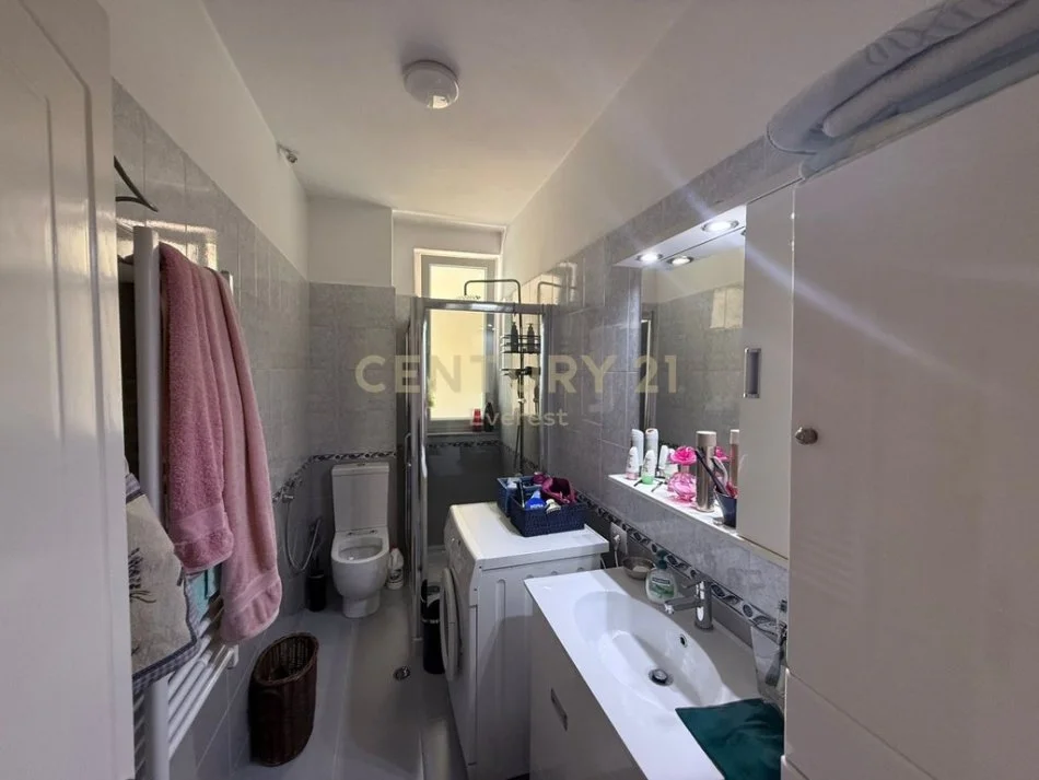 Tirane, jepet me qera apartament 1+1 Kati 8, 64 m² 700 € (ISH EKSPOZITA)