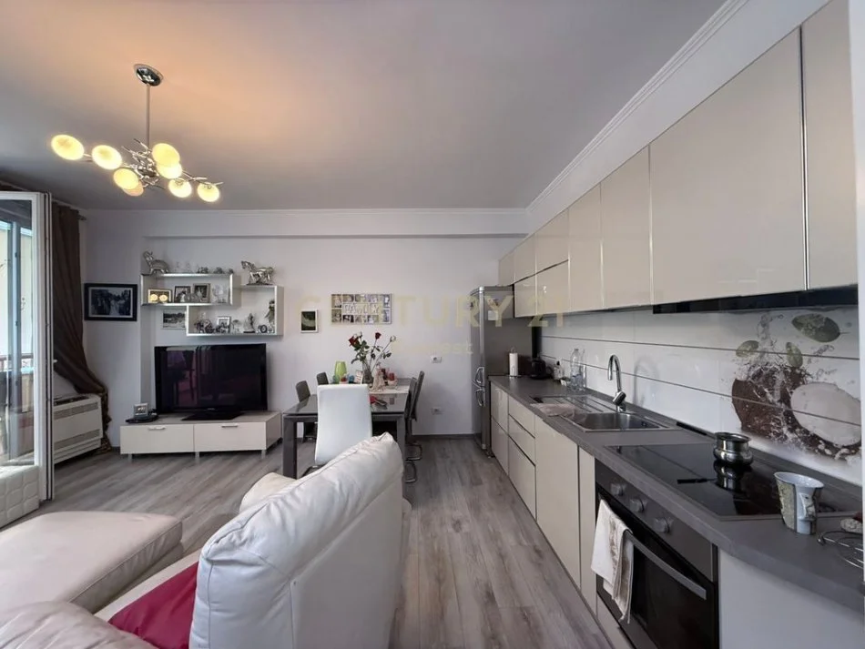 Tirane, jepet me qera apartament 1+1 Kati 8, 64 m² 700 € (ISH EKSPOZITA)