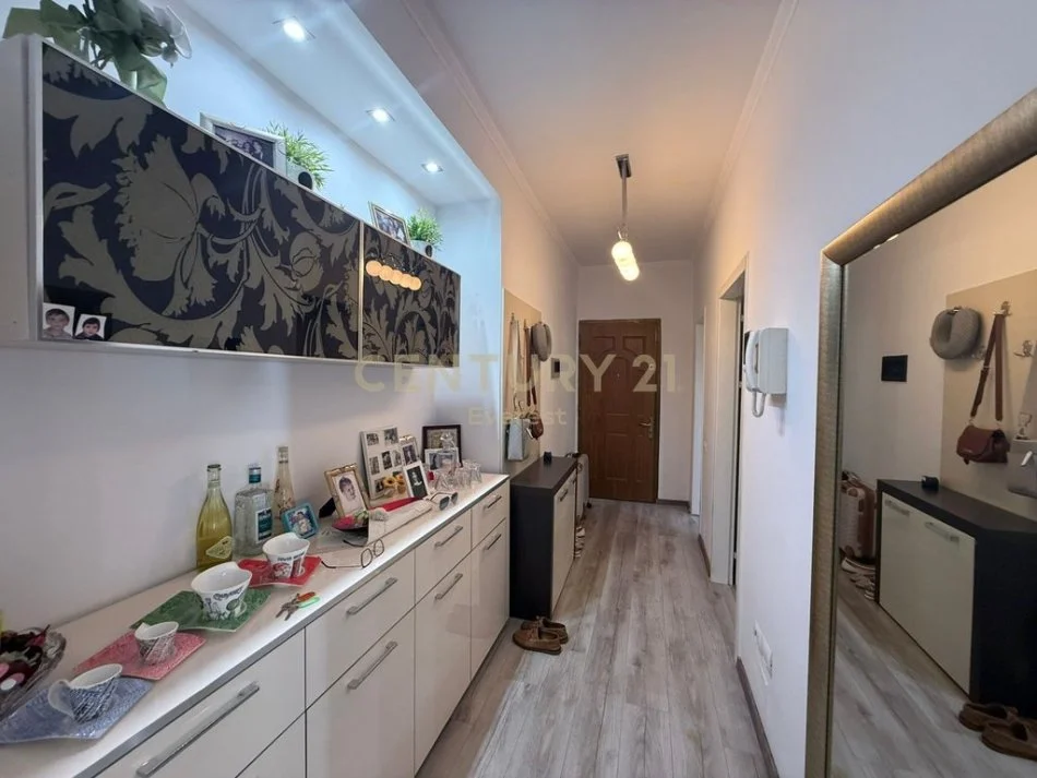 Tirane, jepet me qera apartament 1+1 Kati 8, 64 m² 700 € (ISH EKSPOZITA)