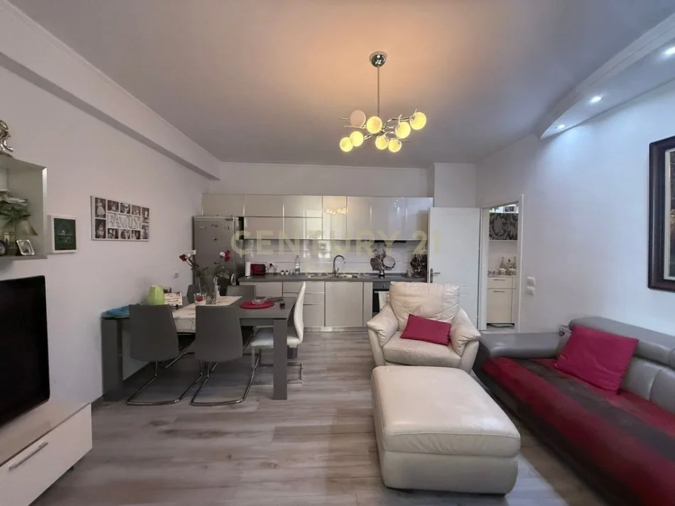 Tirane, jepet me qera apartament 1+1 Kati 8, 64 m² 700 € (ISH EKSPOZITA)
