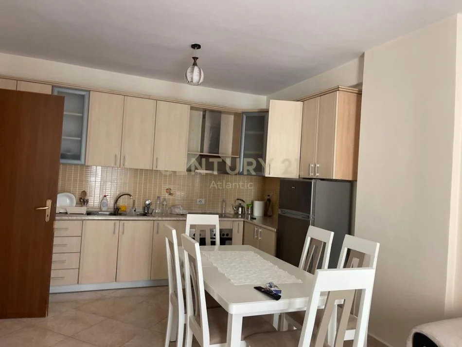 Durres, jepet me qera apartament 1+1+Ballkon Kati 4, 60 m² 350 € (plazh rrota e kuqe)