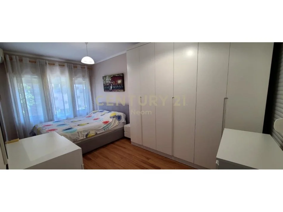 Tirane, jap me qera apartament 2+1 Kati 1, 108 m² 700 € (Duplex 2+1+2 për qira në Kodra e Diellit 2)