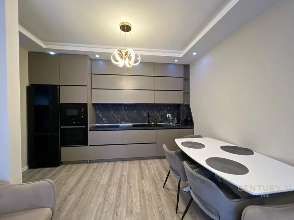 Tirane, jepet me qera apartament 2+1 Kati 5, 79 m² 900 € (REZIDENCA QUARTUM, PRANE SPAK)