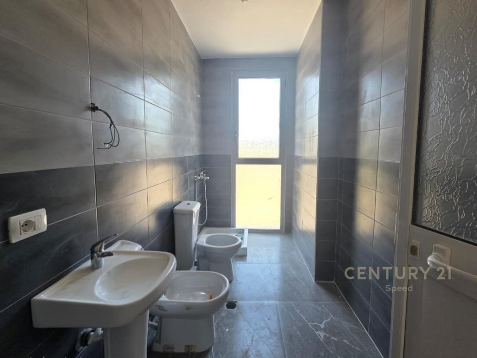 Tirane, jepet me qera apartament 2+1+Ballkon Kati 1, 88 m² 430 € (5 Maji)