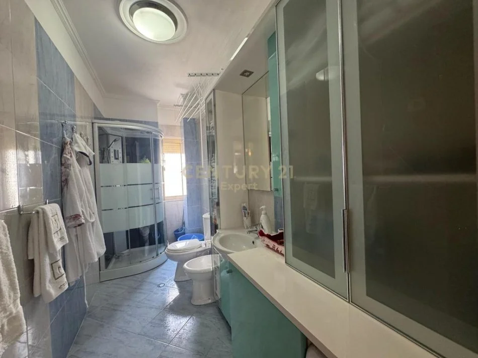 Tirane, jepet me qera apartament 2+1 Kati 4, 100 m² 450 € 