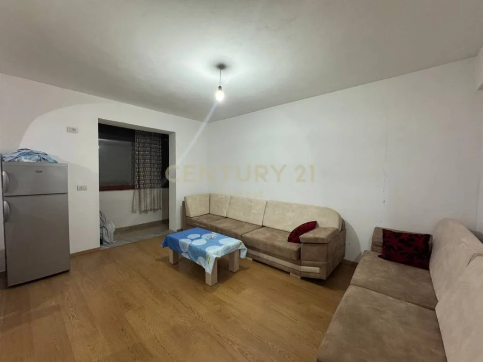 Tirane, jepet me qera apartament 1+1 Kati 3, 55 m² 400 € (prane shkolles se bashkuar)