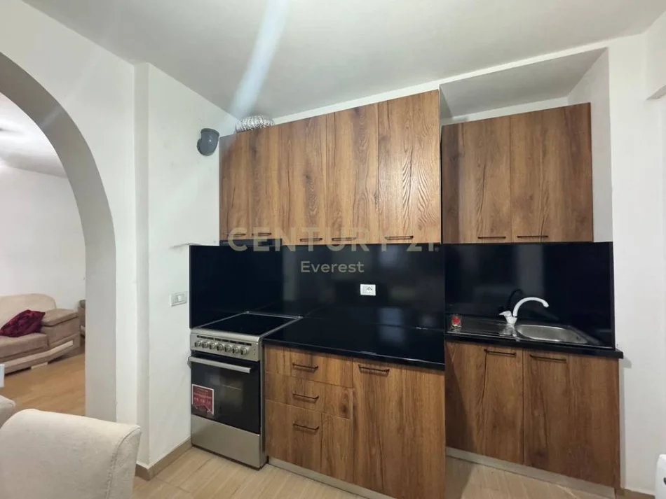 Tirane, jepet me qera apartament 1+1 Kati 3, 55 m² 400 € (prane shkolles se bashkuar)