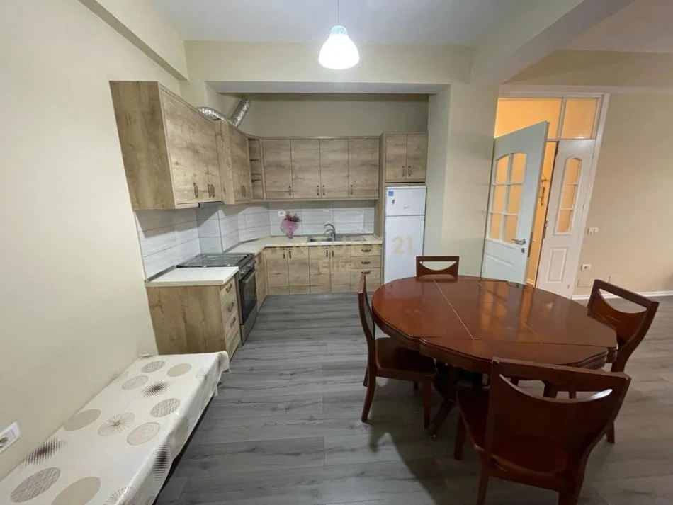 Tirane, jepet me qera 2+1 Kati 1, 116 m² 700 € (Liqeni Thate , Rrugen e Ullishtes)