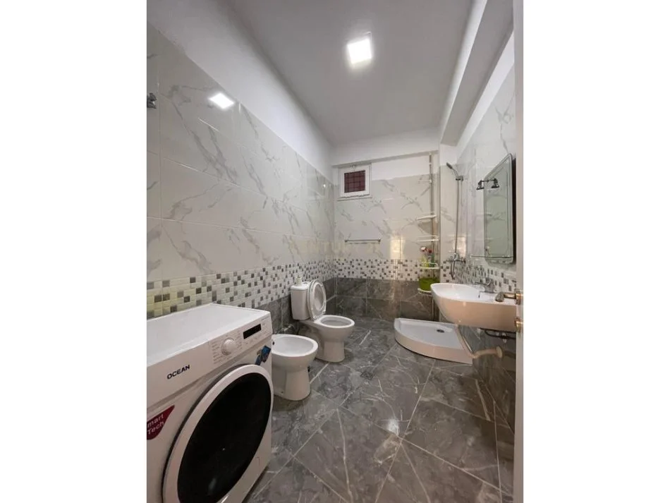 Tirane, jepet me qera 2+1 Kati 1, 116 m² 700 € (Liqeni Thate , Rrugen e Ullishtes)