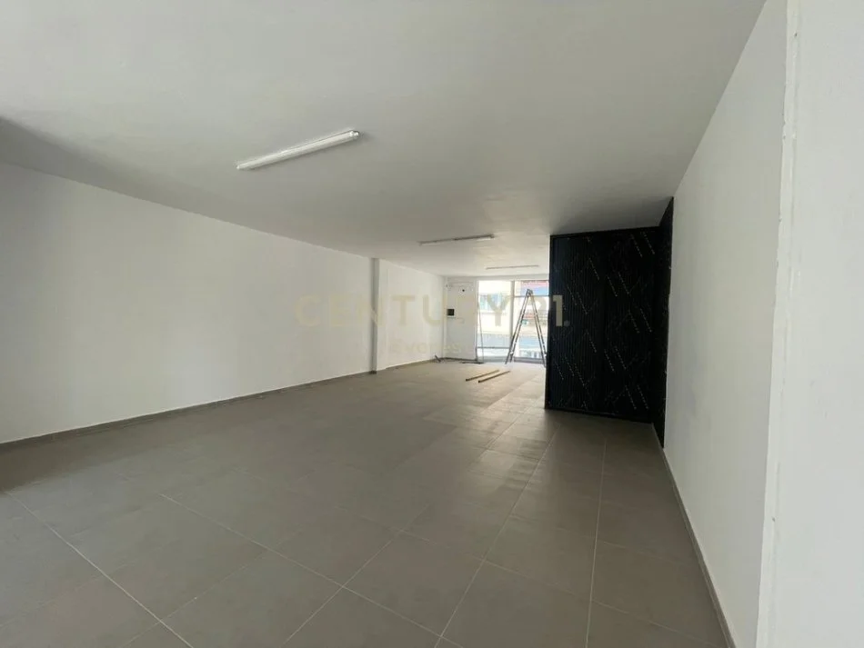 Tirane, jepet me qera zyre Kati 1, 250 m² 1.300 € (RR. DRITAN HOXHA)