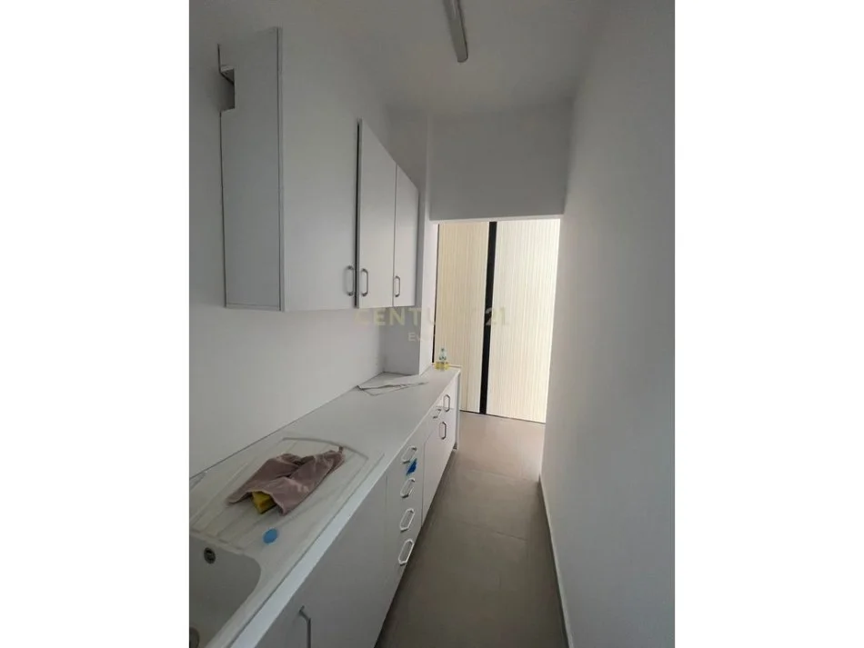 Tirane, jepet me qera zyre Kati 1, 250 m² 1.300 € (RR. DRITAN HOXHA)