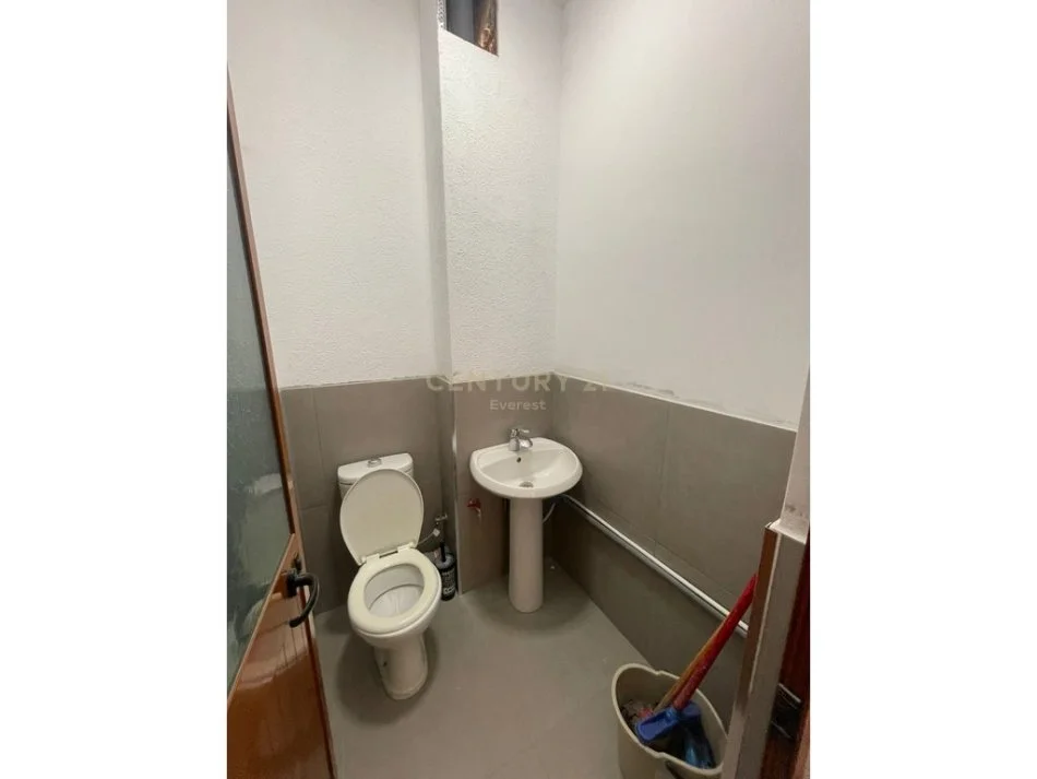 Tirane, jepet me qera zyre Kati 1, 250 m² 1.300 € (RR. DRITAN HOXHA)