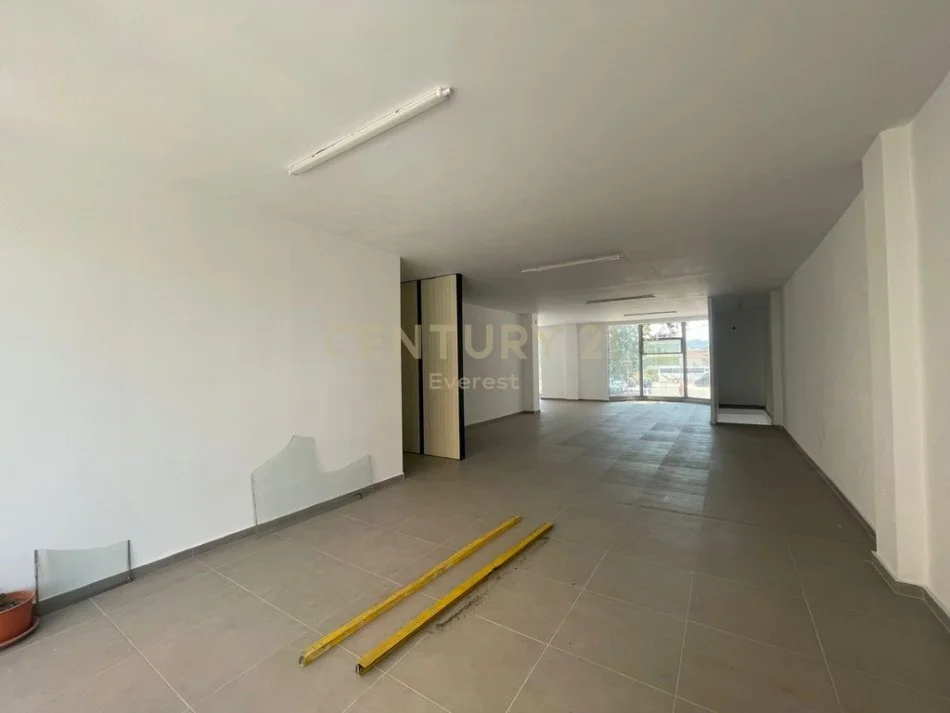Tirane, jepet me qera zyre Kati 1, 250 m² 1.300 € (RR. DRITAN HOXHA)