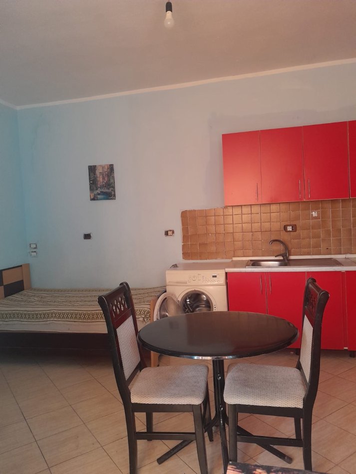 Tirane, jap me qera garsonier 1+1 Kati 2, 30 m² 250 € (Rruga kavajes)