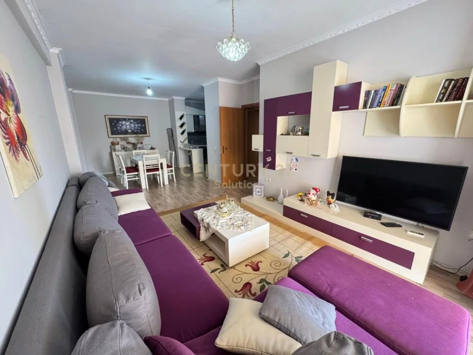 Tirane, jepet me qera apartament 2+1 Kati 7, 95 m² 450 € 