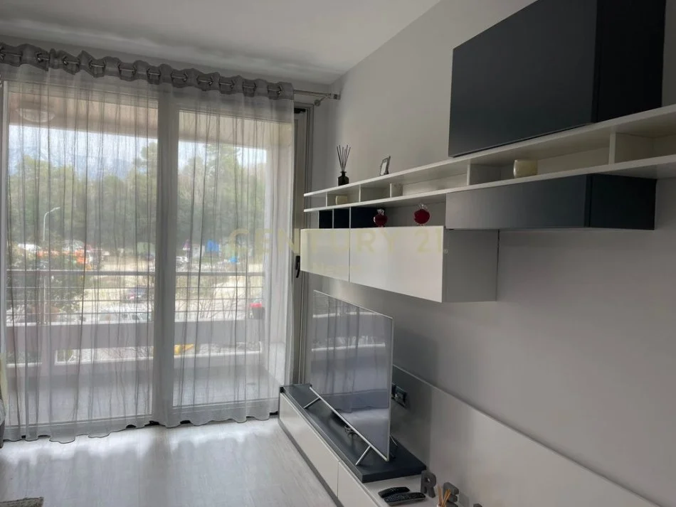 Tirane, jepet me qera 2+1 Kati 3, 92 m² 