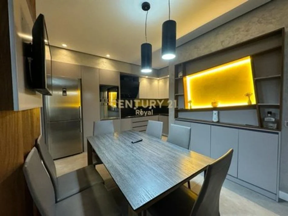 Tirane, jepet me qera apartament 3+1 Kati 4, 153 m² 700 € 