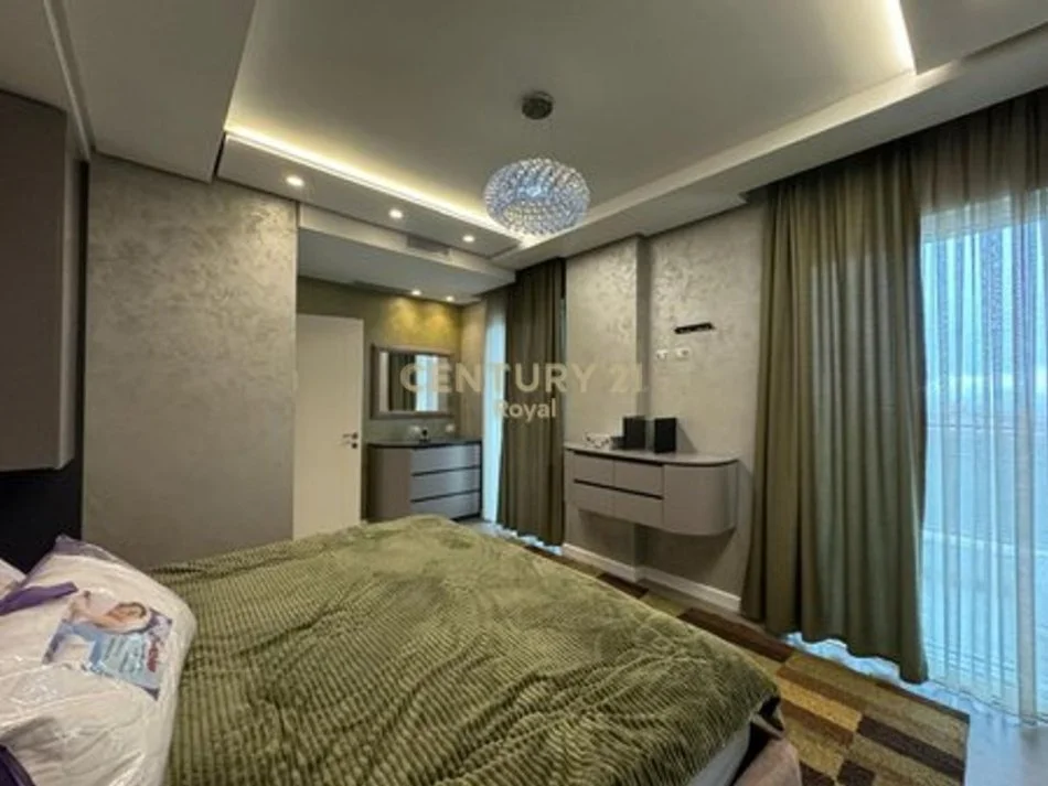 Tirane, jepet me qera apartament 3+1 Kati 4, 153 m² 700 € 