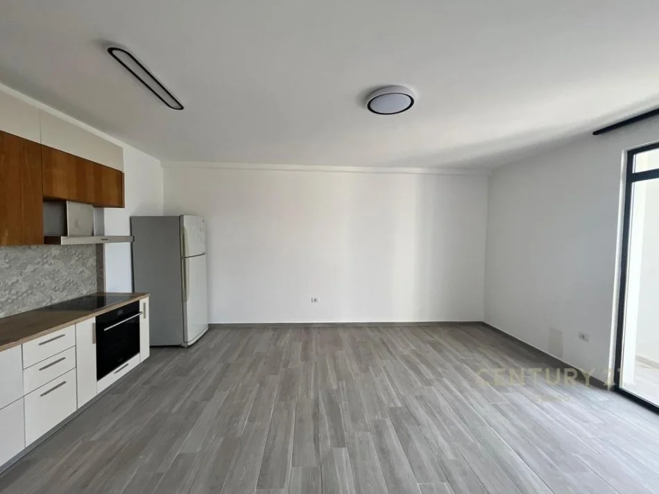 Tirane, jepet me qera apartament 3+1 , 113 m² 530 € 