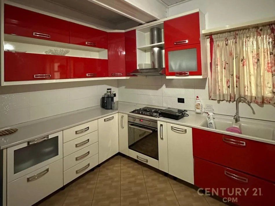 Tirane, jepet me qera apartament 3+1 Kati 2, 242 m² 570 € (pranë Tv Klan)