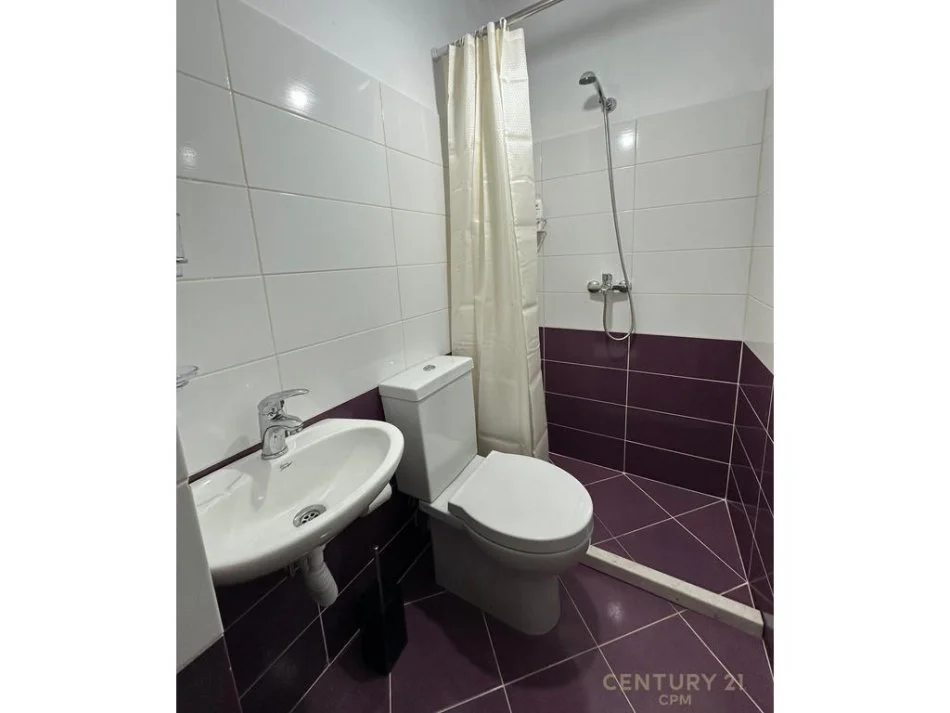 Tirane, jepet me qera apartament 3+1 Kati 2, 242 m² 570 € (pranë Tv Klan)