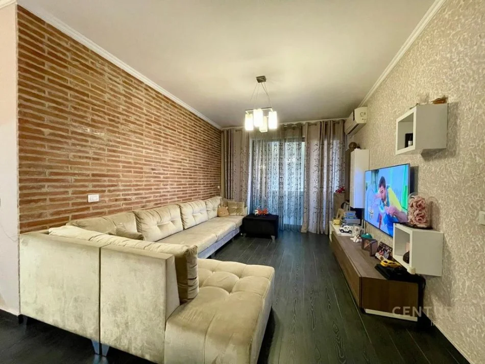 Tirane, jepet me qera apartament 2+1 Kati 3, 110 m² 800 € 