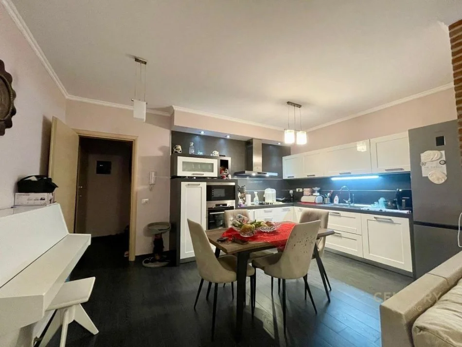 Tirane, jepet me qera apartament 2+1 Kati 3, 110 m² 800 € 