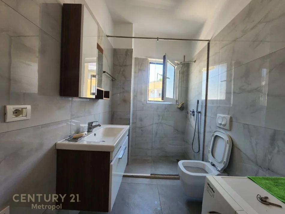 Tirane, jepet me qera 1+1+Ballkon Kati 5, 80 m² 400 € 