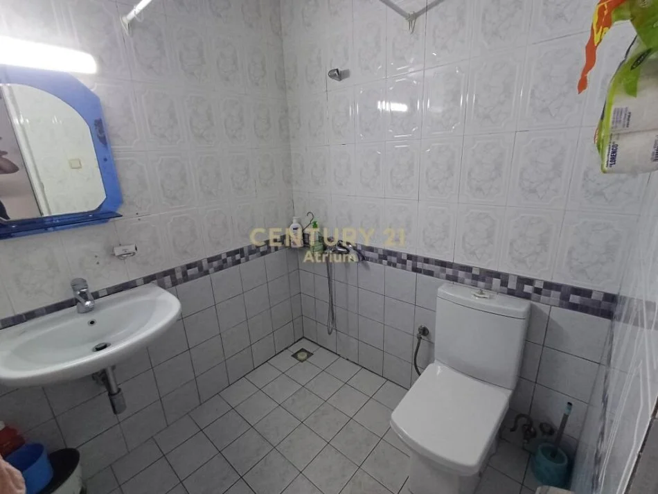 Tirane, jepet me qera apartament 3+1 Kati 1, 100 m² 480 € (Varri Bamit)