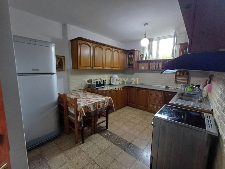 Tirane, jepet me qera apartament 3+1 Kati 1, 100 m² 480 € (Varri Bamit)