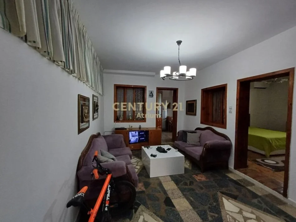 Tirane, jepet me qera apartament 3+1 Kati 1, 100 m² 480 € (Varri Bamit)