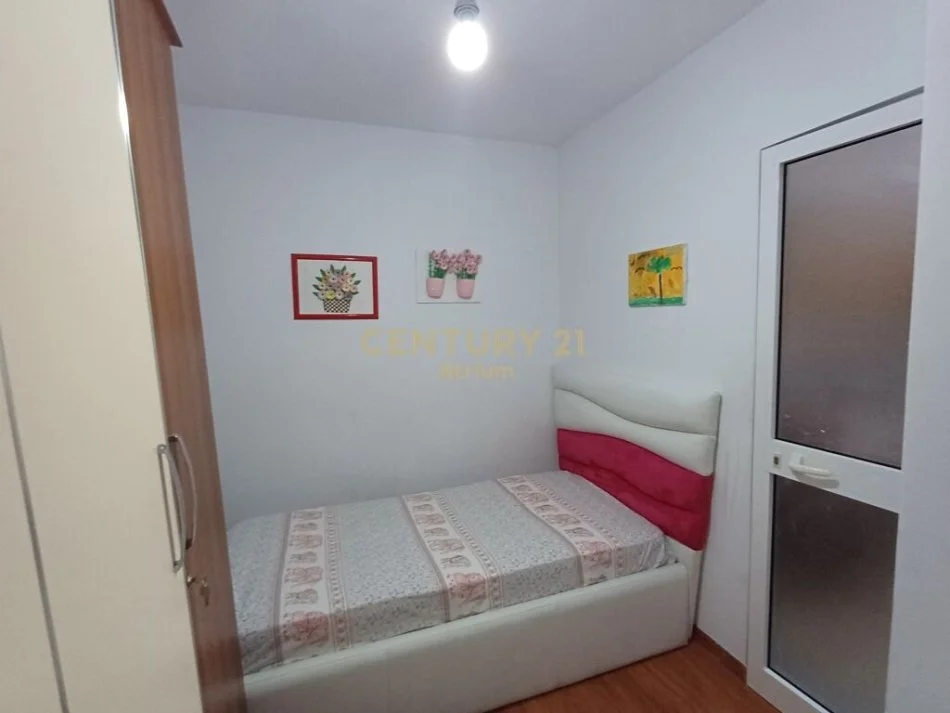 Tirane, jepet me qera apartament 3+1 Kati 1, 100 m² 480 € (Varri Bamit)