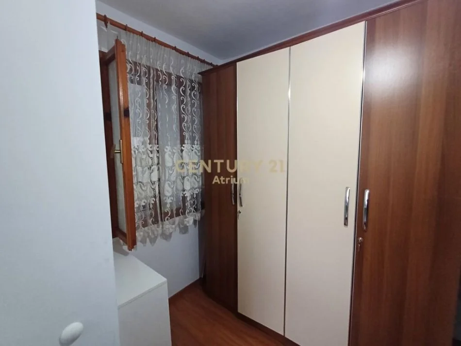 Tirane, jepet me qera apartament 3+1 Kati 1, 100 m² 480 € (Varri Bamit)