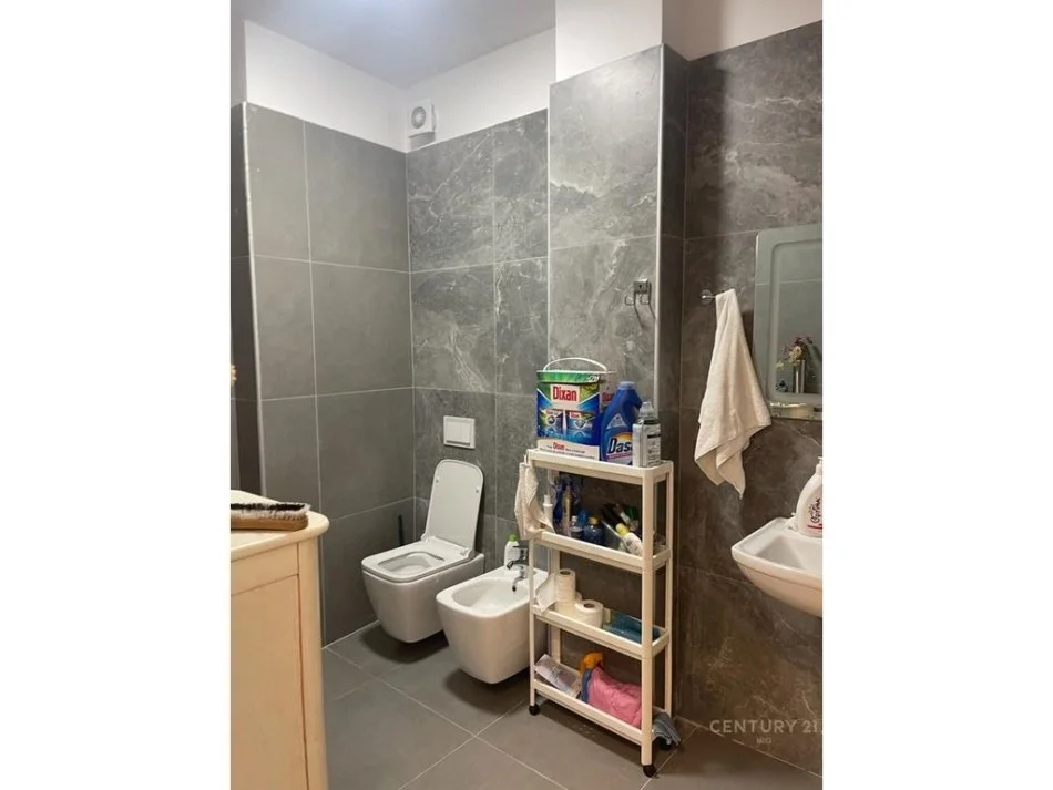 Tirane, jepet me qera apartament 2+1 Kati 7, 90 m² 460 € 