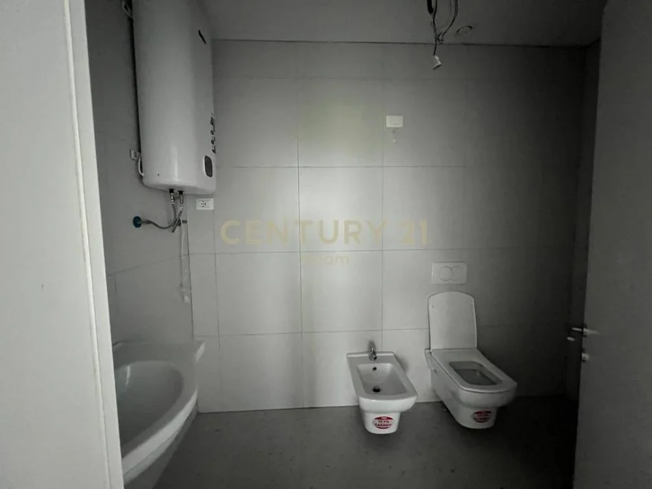 Tirane, jepet me qera zyre Kati 2, 100 m² 1.000 € (Lake View Residence)