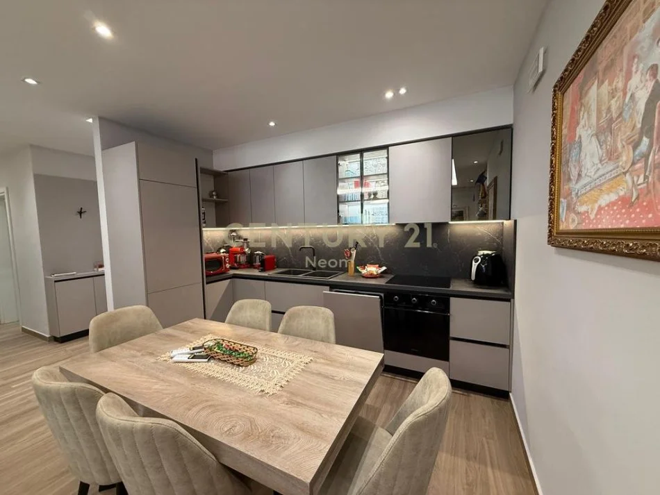 Tirane, jepet me qera apartament 2+1+Aneks+Ballkon Kati 2, 120 m² 1.500 € (Neom121066)