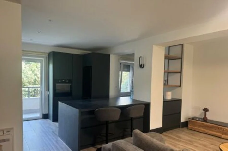 Tirane, jepet me qera apartament 3+1+Ballkon Kati 3, 170 m² 1.700 € (Qendra Tregtare Teg)