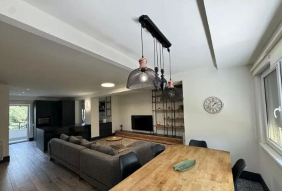 Tirane, jepet me qera apartament 3+1+Ballkon Kati 3, 170 m² 1.700 € (Qendra Tregtare Teg)