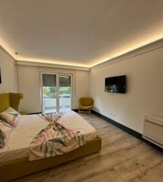 Tirane, jepet me qera apartament 3+1+Ballkon Kati 3, 170 m² 1.700 € (Qendra Tregtare Teg)