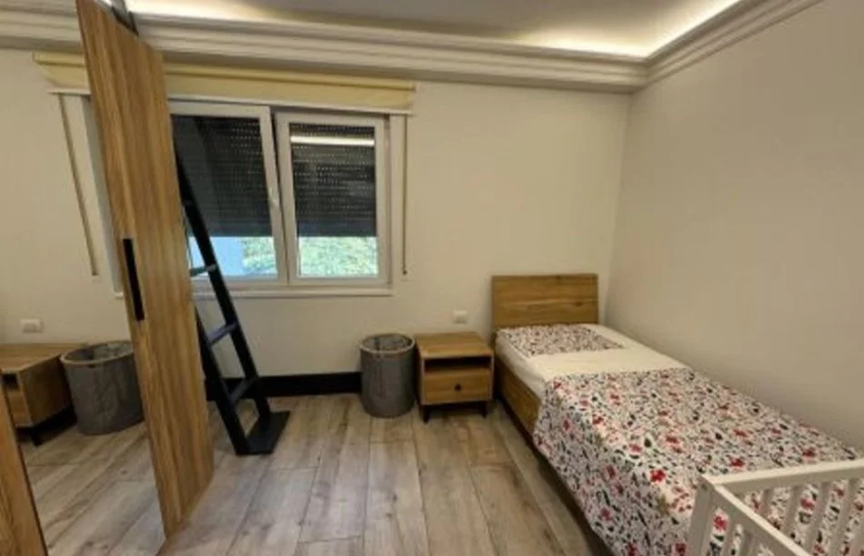 Tirane, jepet me qera apartament 3+1+Ballkon Kati 3, 170 m² 1.700 € (Qendra Tregtare Teg)