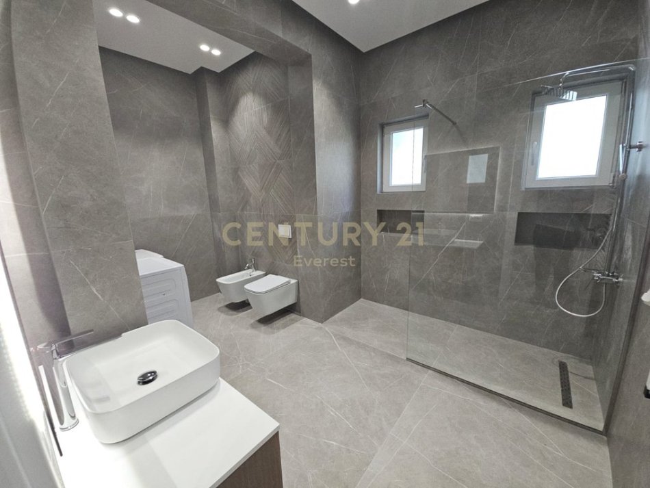 Tirane, jap me qera apartament 3+1 Kati 1, 140 m² 1.500 €