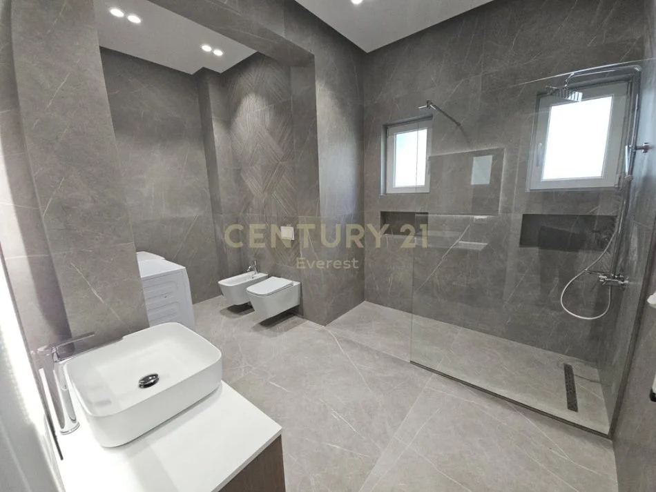 Tirane, jepet me qera apartament 3+1 Kati 1, 140 m² 1.500 € 