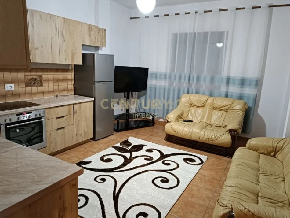 Tirane, jepet me qera apartament 4+1 Kati 3, 136 m² 550 € 