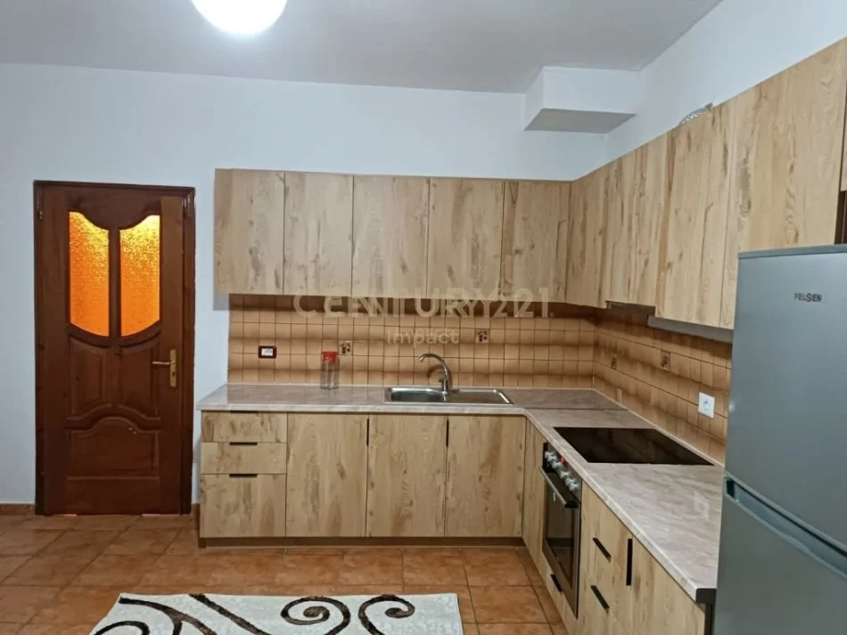 Tirane, jepet me qera apartament 4+1 Kati 3, 136 m² 550 € 