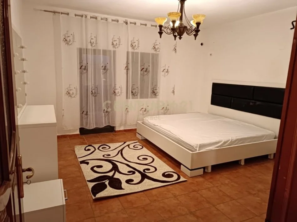 Tirane, jepet me qera apartament 4+1 Kati 3, 136 m² 550 € 