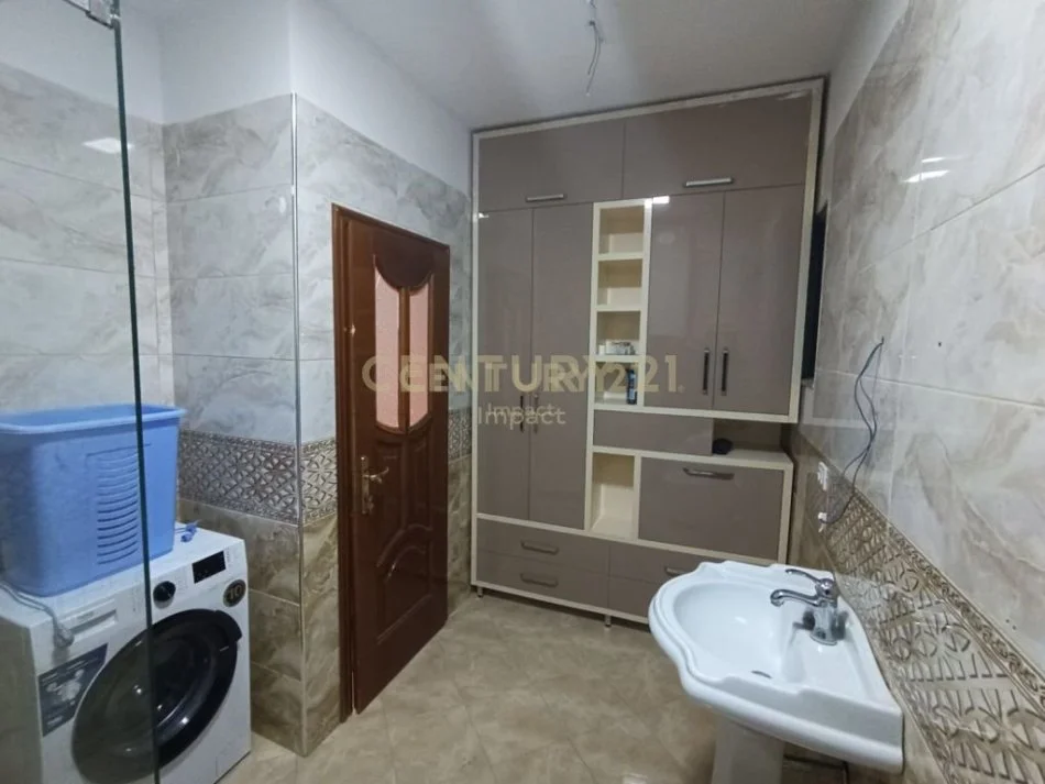 Tirane, jepet me qera apartament 4+1 Kati 3, 136 m² 550 € 